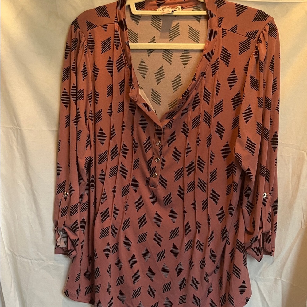 XLCarolyn Taylor Rust V-Neck Blouse with Black Geometric Print
